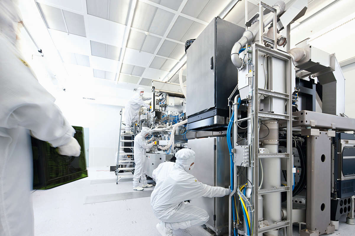 ASML employees in the cleanroom 6
