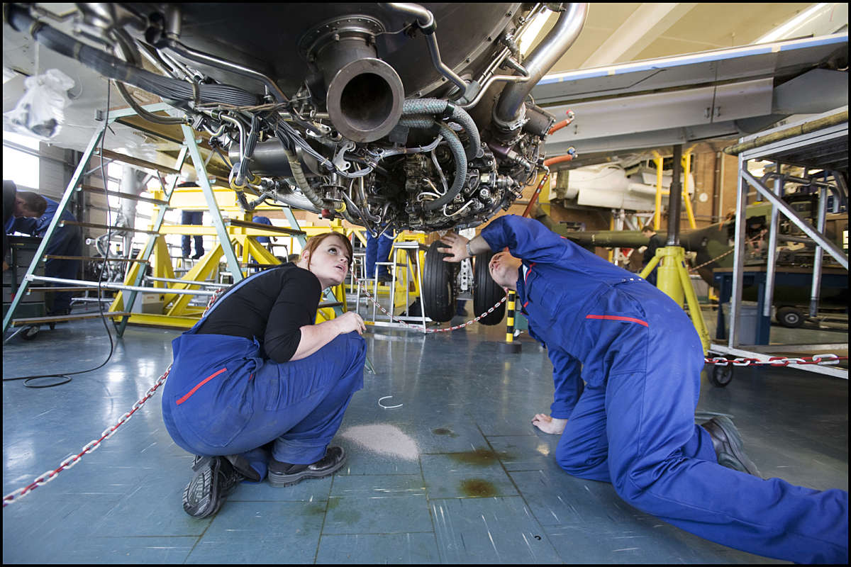 Aerospace monteurs onder vleugel Fotograaf Joep Lennarts